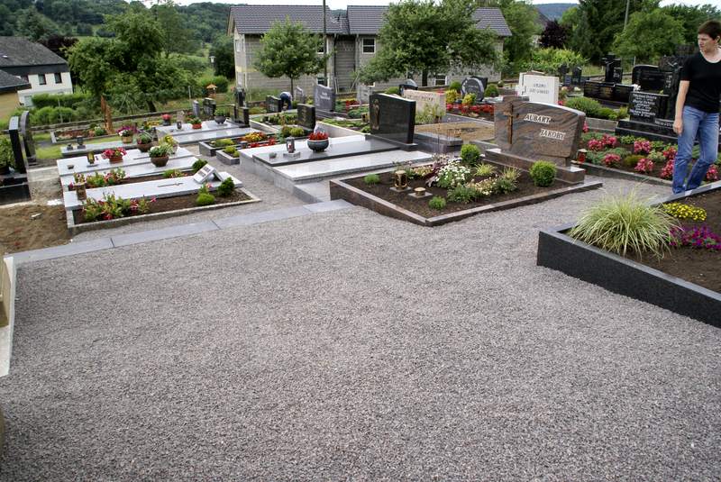 Unser Friedhof wird verschoenert 2008 Bild Nr.027